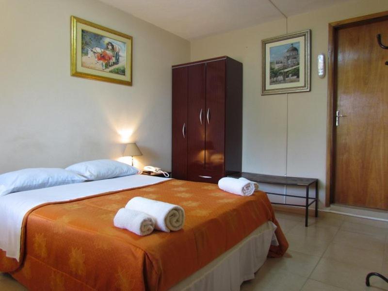 Hostal Casa Suiza Asuncion Bagian luar foto